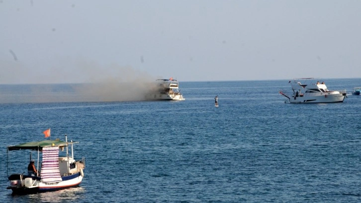 Antalya'da lüks yat alevler içinde kaldı! Yatta bulunanların bazıları işte böyle suya atladı