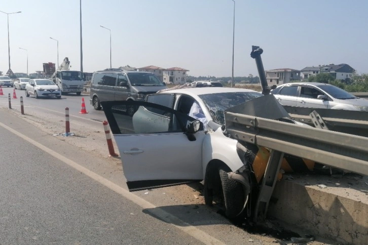 Antalya'da otomobil bariyere ok gibi saplandı: 1 ölü, 2 ağır yaralı