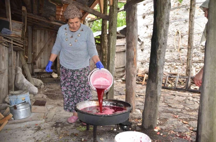 Antalyalı kadınların bin bir emekle üretilen nar ekşisi mesaisi başladı
