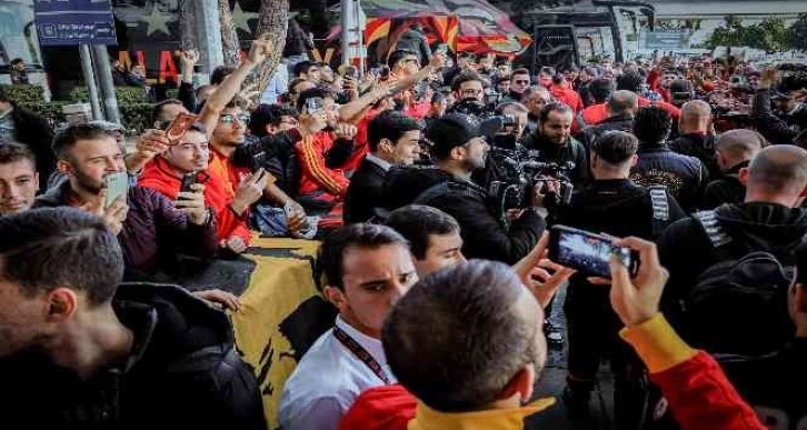 Antalya’ya gelen Galatasaray’a havalimanında coşkulu karşılama