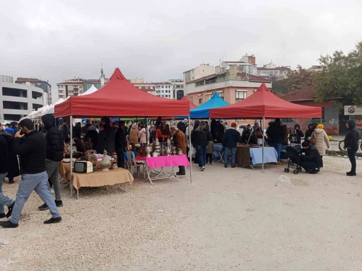 Antikacılardan kapalı pazar yeri talebi
