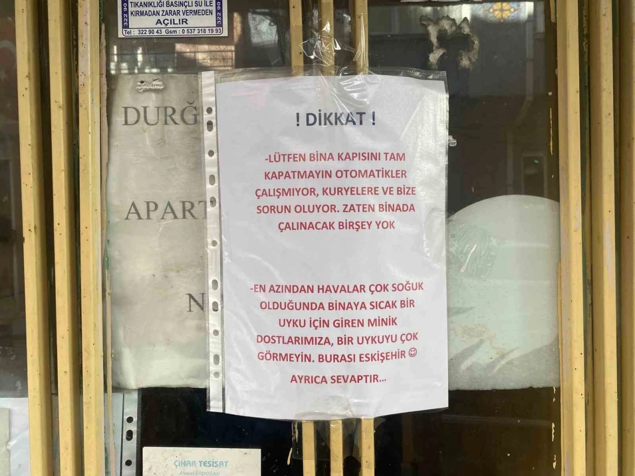 Apartman kapısına yapıştırılan ilginç yazı dikkat çekti
