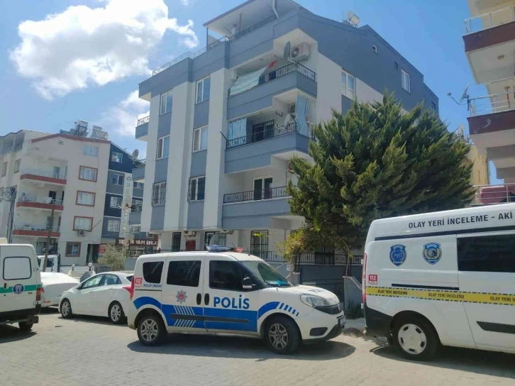 Apartman sakinleri asılı halde buldu
