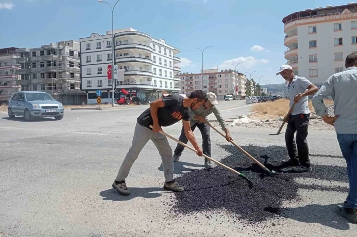 Araban’da tahrip olan yollarda yama çalışmaları sürüyor
