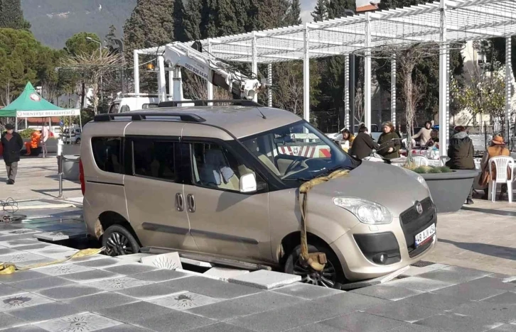 Araç su fıskiye alanını çökertti, mahsur kaldı
