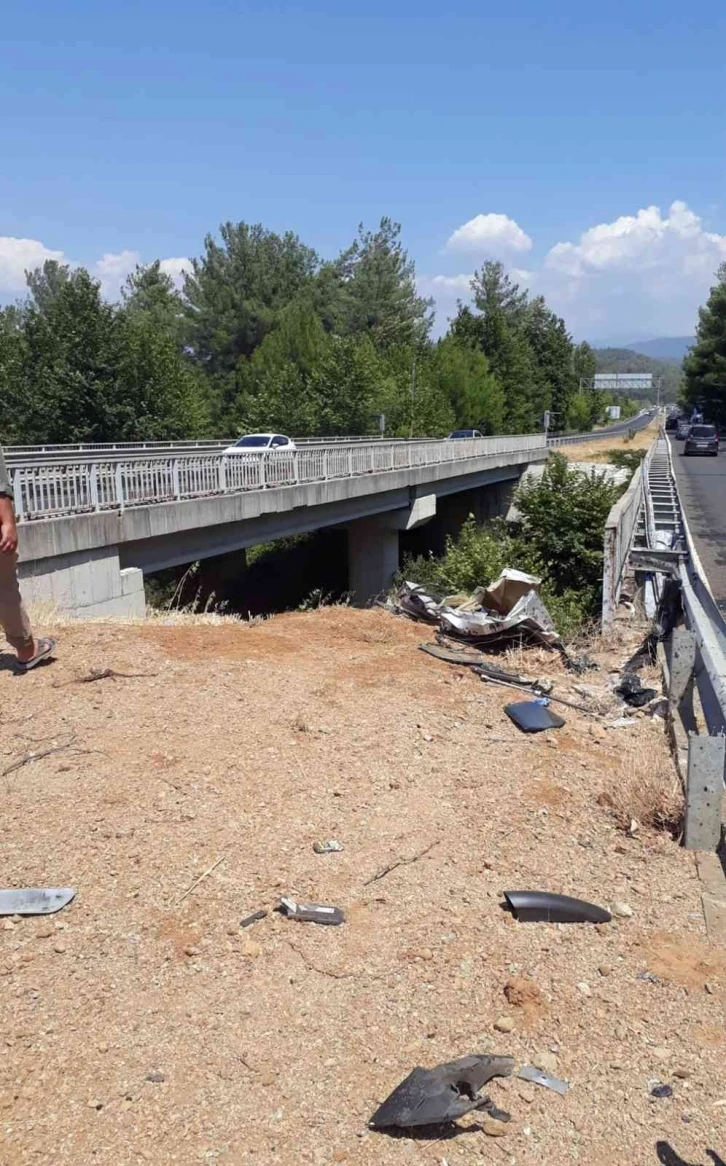 Araç su tahliye kanalına uçtu: 3 yaralı
