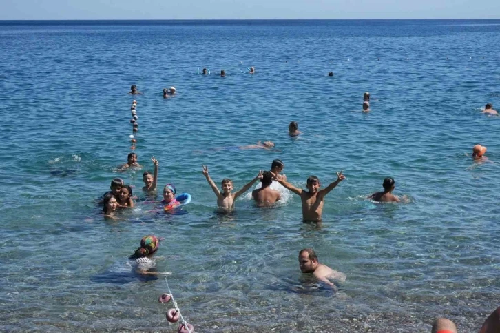 Araç termometreleri 48 dereceyi gösterdi, Antalya denize döküldü
