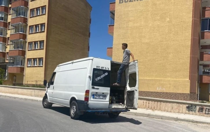 Aracın arka kapısına tutunarak kazaya davetiye çıkardı
