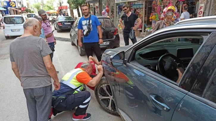 Aracın motoruna sıkışan kediyi kurtarmak için seferber oldular
