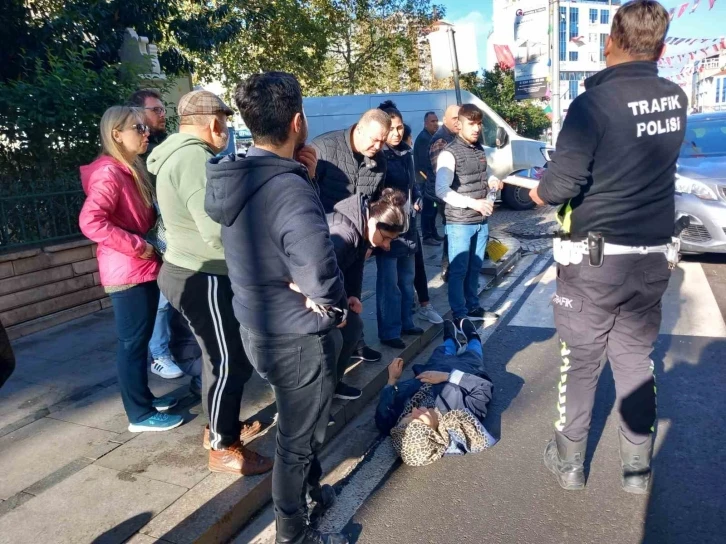 Aracın yaya geçidinde kadına çarptığı anlar kamerada: Duyarsızlığa tepki yağdı
