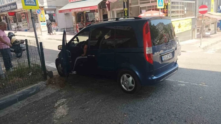 Aracında uyuya kalan şahıs polisleri alarma geçirdi
