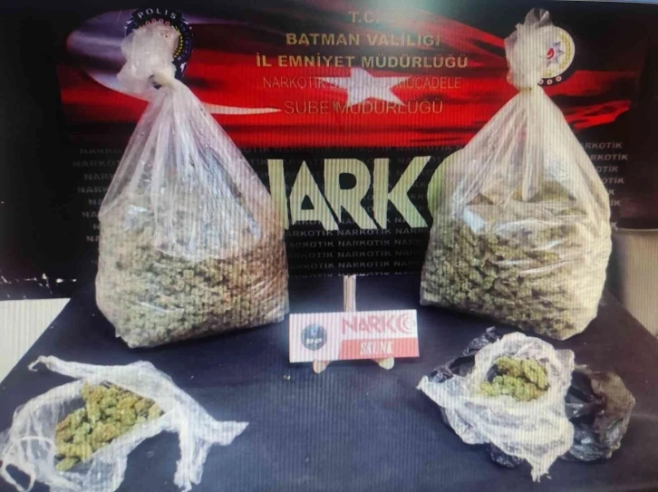 Aracından 4 kilo 440 gram uyuşturucu çıkan sürücü kıskıvrak yakalandı
