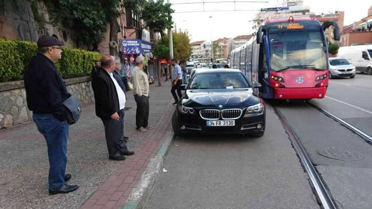 Aracını tramvay yoluna park etti, yolcular yarım saat bekledi

