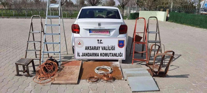 Aracının plakalarına “Evleniyoruz, Mutluyuz" yazıp hırsızlık yaparken yakalandı
