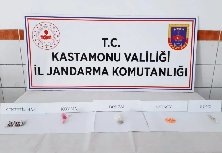 Aracıyla uyuşturucu taşıyan şahıs jandarma ekiplerince gözaltına alındı
