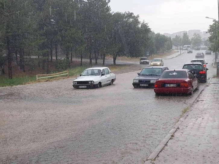 Araçlar sel sularında mahsur kaldı
