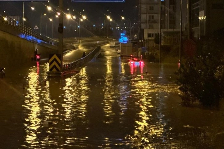 Araçlar yağmur sularının içinde kaldı