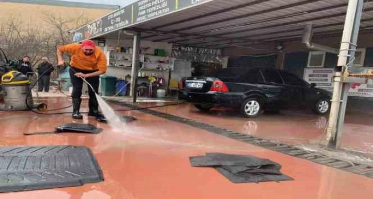 Araçlardaki depremin tozlu izlerini ücretsiz temizliyor