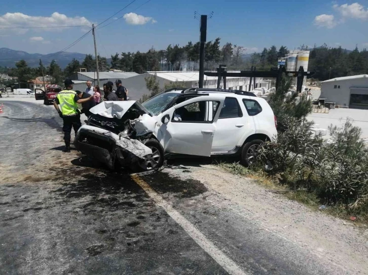 Araçlarında sıkışan sürücüleri itfaiye ekipleri kurtardı
