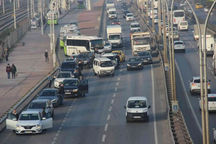 Araçlarını durdurup Ata’ya saygı duruşunda bulundular
