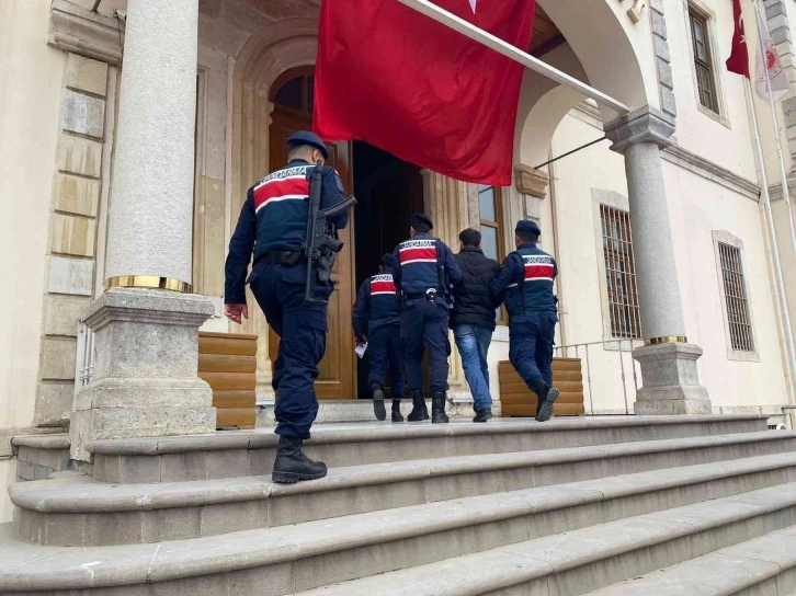 Aranan şahıs, Sinop’a adım attığında jandarma ekiplerince yakaladı
