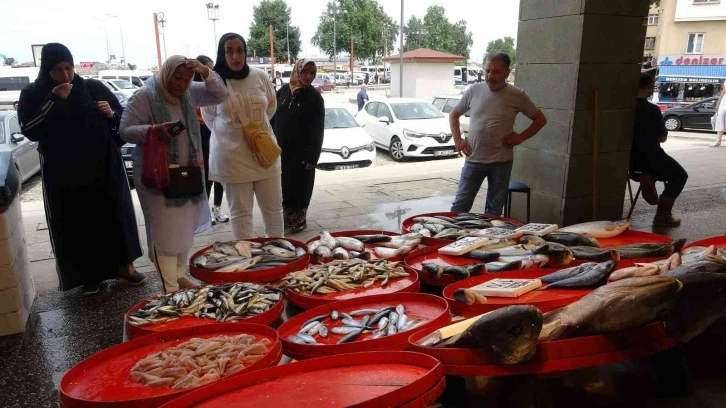 Arap turistlerin balığa olan ilgisi Trabzonlu esnafı şaşırttı
