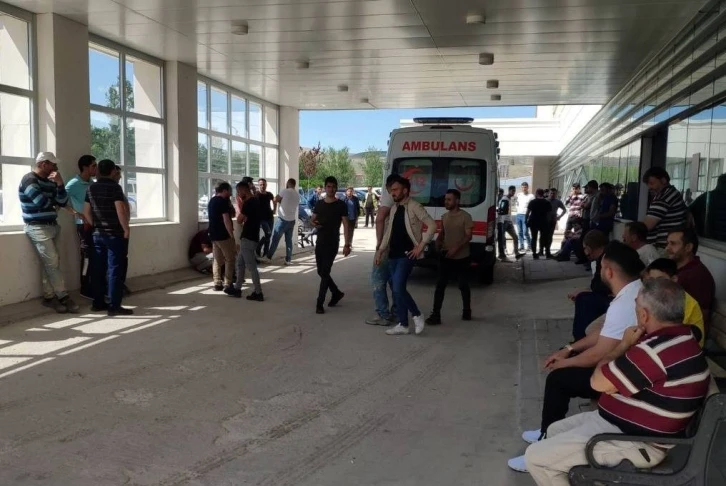 Aras Edaş personelleri elektrik akımına kapıldı: 1 ölü, 1 yaralı
