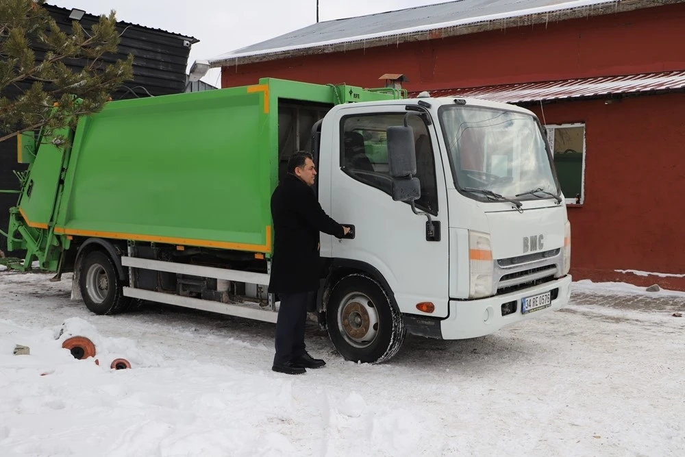 Ardahan Belediyesi’ne yeni çöp kamyonu hibe edildi
