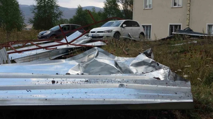 Ardahan’da hortum, çatılar uçtu, araçlar zarar gördü
