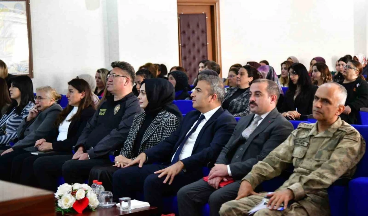 Ardahan’da &quot;En İyi Narkotik Polisi Anne&quot; Semineri
