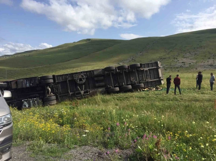 Ardahan’da tır devrildi: 1 yaralı
