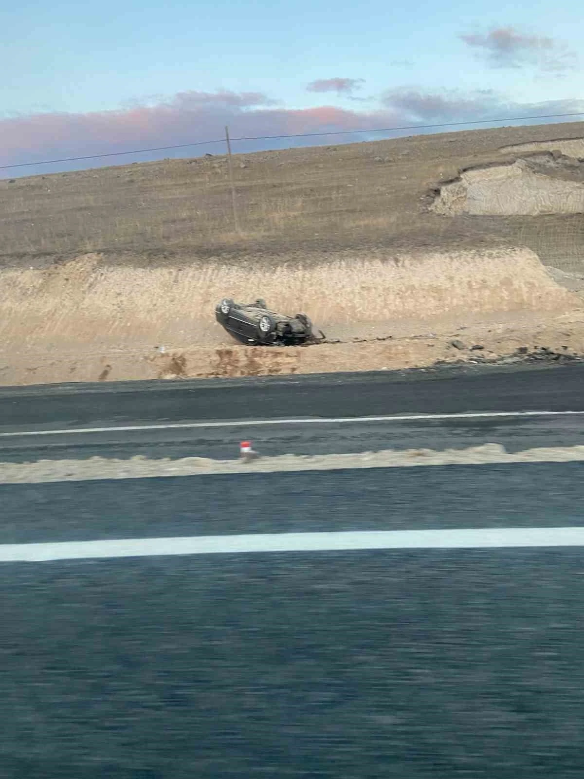 Ardahan’da yoldan çıkan otomobilin sürücüsü yaralandı
