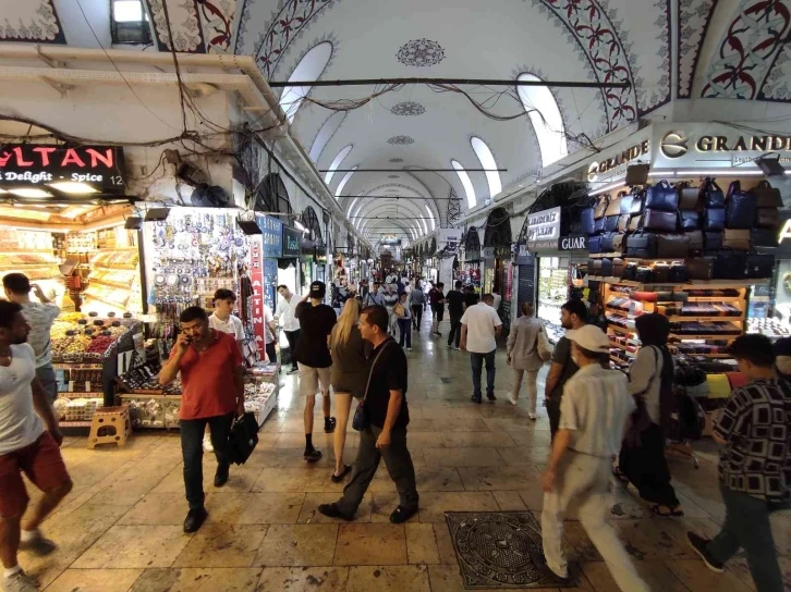 Arefe Günü’nde Kapalıçarşı’da turist yoğunluğu
