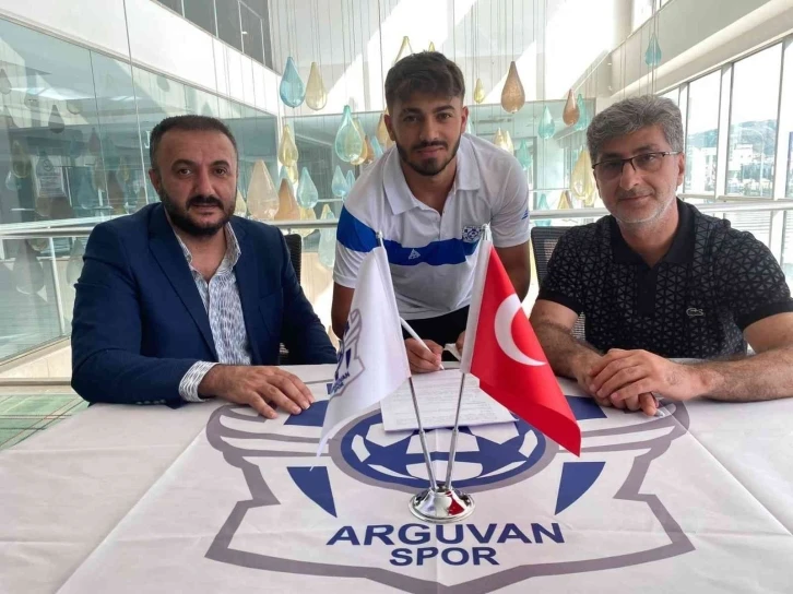 Arguvanspor’da imza şov
