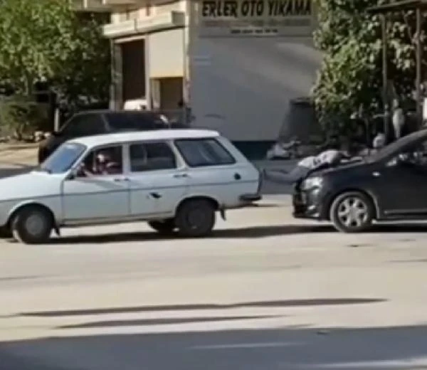 Arıza yapan otomobili, arkadaki otomobilin üzerine yatan çocukla ittiler