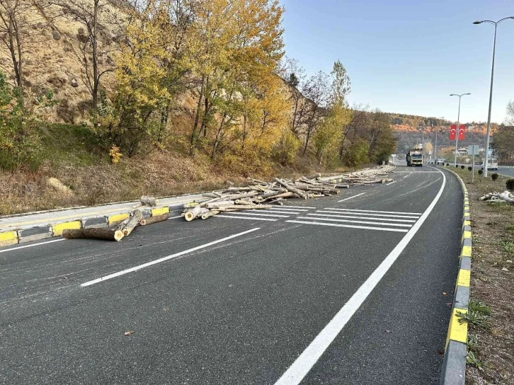 Arızalan traktörünü kaldırıma sürerek durdurabildi, tomruklar yola saçıldı
