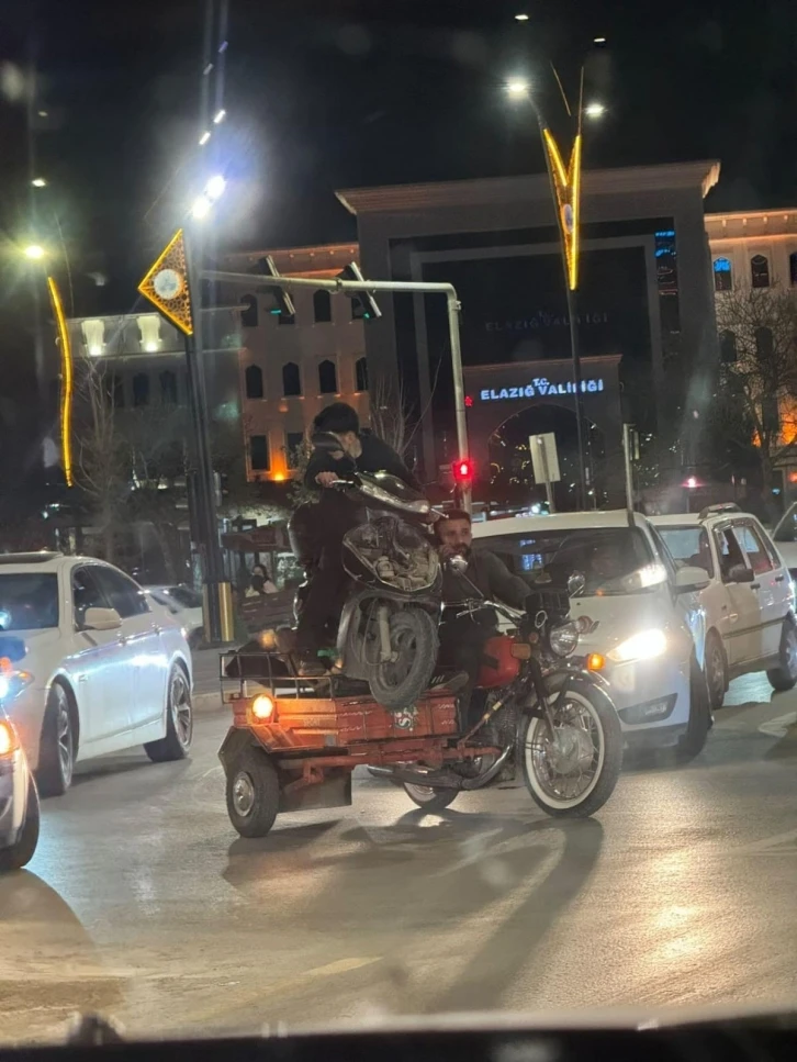 Arızalanan motoru, üstündeki sürücüyle başka bir motorla taşıdılar
