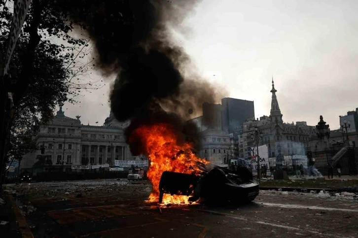 Arjantin’de ekonomik reform planı, sokakları savaş alanına çevirdi
