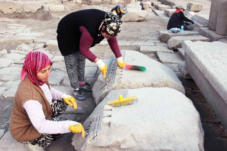 Arkeolojiye kadınlardan hassas dokunuş
