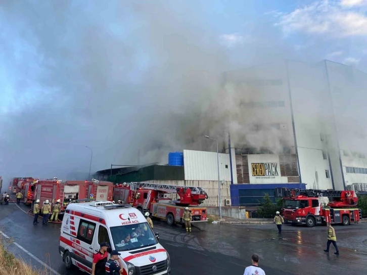 Arnavutköy Akpınar Sanayi Bölgesi’nde 4 katlı cam üretim fabrikasında yangın
