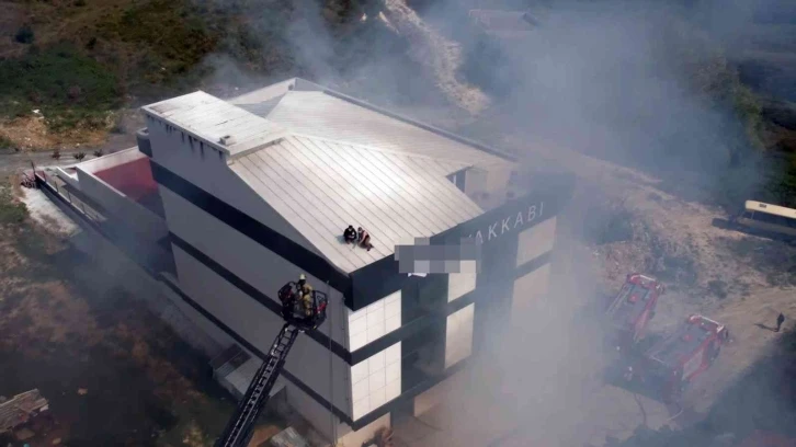 Arnavutköy’de ayakkabı fabrikasındaki yangında can pazarı
