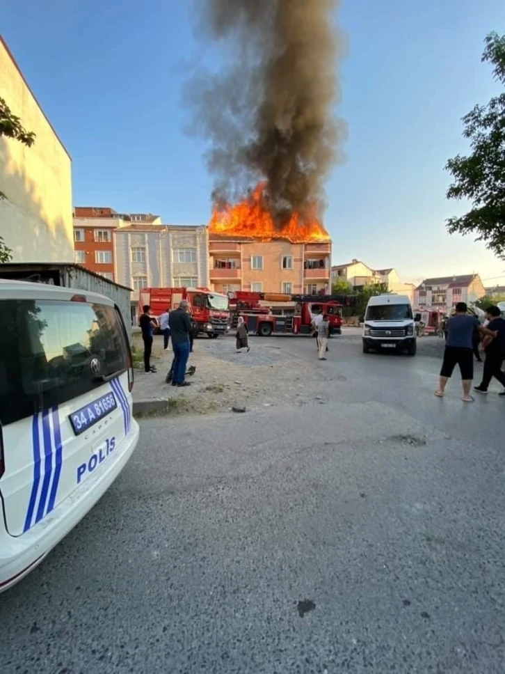 Arnavutköy’de binanın çatı katı alevlere teslim oldu
