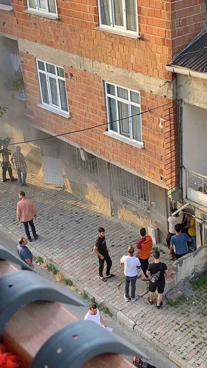Arnavutköy’de korkutan yangın: Demir kapıyı elleriyle söküp aileyi kurtardılar
