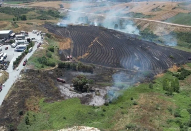 Arnavutköy’de otluk alanda çıkan yangın tarım arazisine sıçradı

