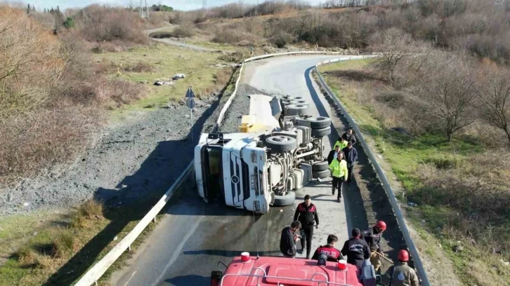 Arnavutköy’de sürücüsünün kontrolünden çıkarak devrilen hafriyat kamyonu yolu kapattı
