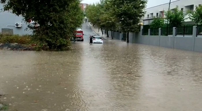 Arnavutköy’de yağış nedeniyle sokak göle döndü
