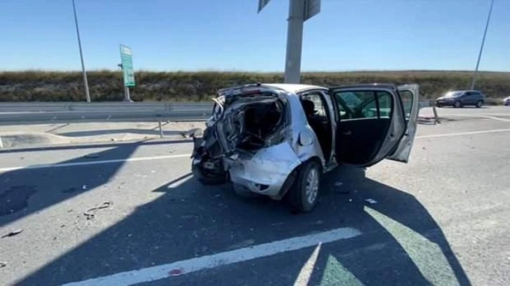 Arnavutköy'de feci kaza: Hafriyat kamyonu ile otomobil çarpıştı, 2 kişi yaralandı!