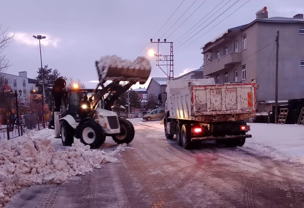 Arpaçay Belediyesi’nden kar temizliği
