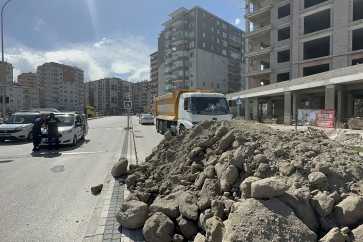 'Arsa benim' dedi, kum döktürüp yolu kapattı