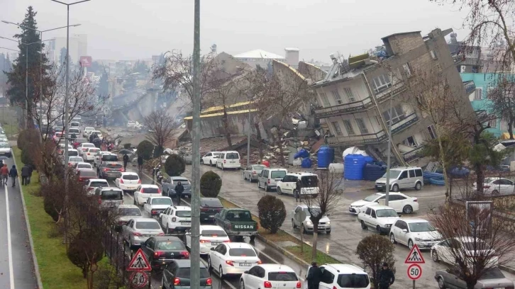 Artçı deprem binaları böyle salladı
